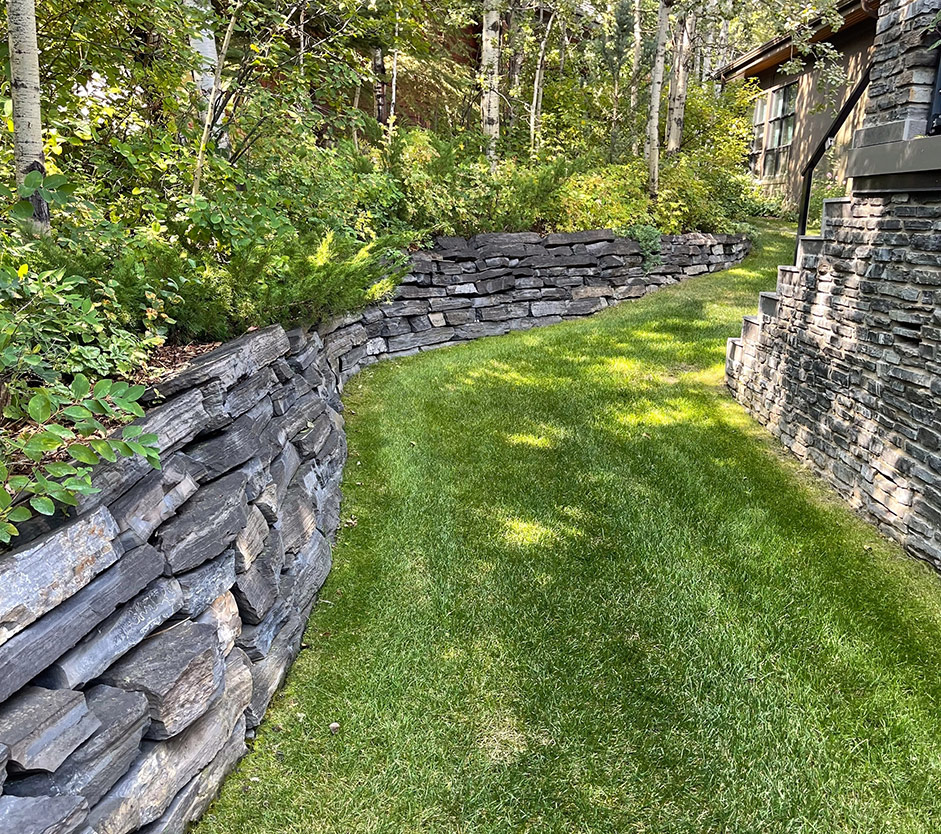 Natural stone retaining wall