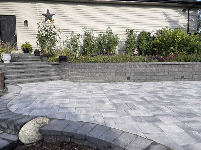 Retaining wall and landscaped garden 768x576