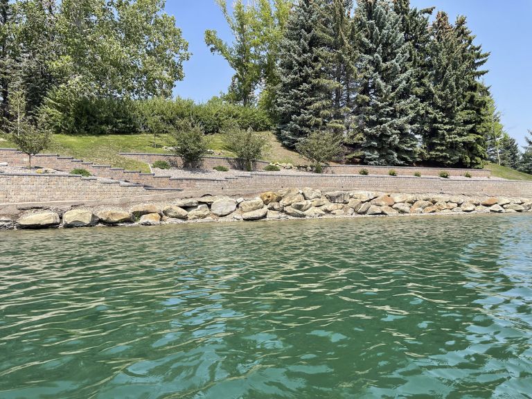 Retaining wall park waterfront 768x576