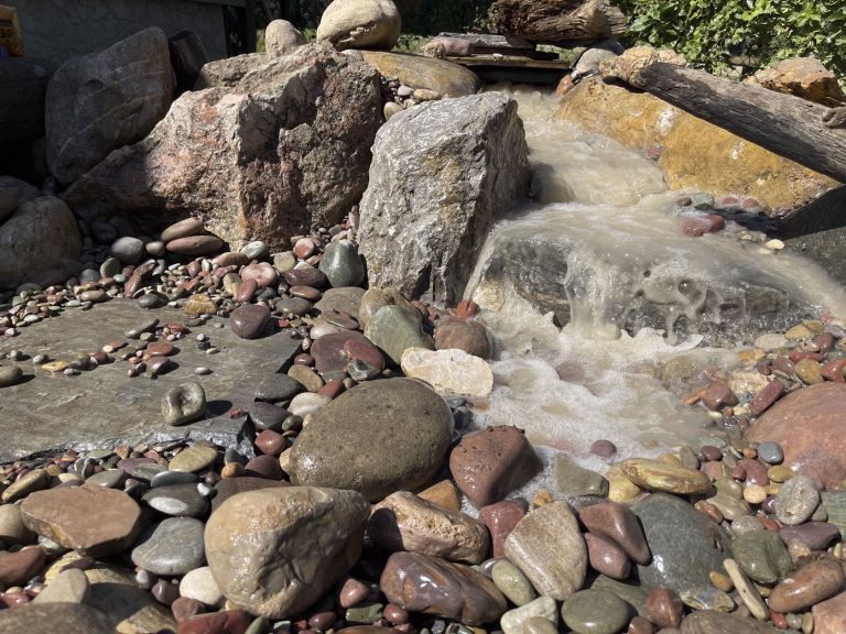 Stone water feature flowing 768x576